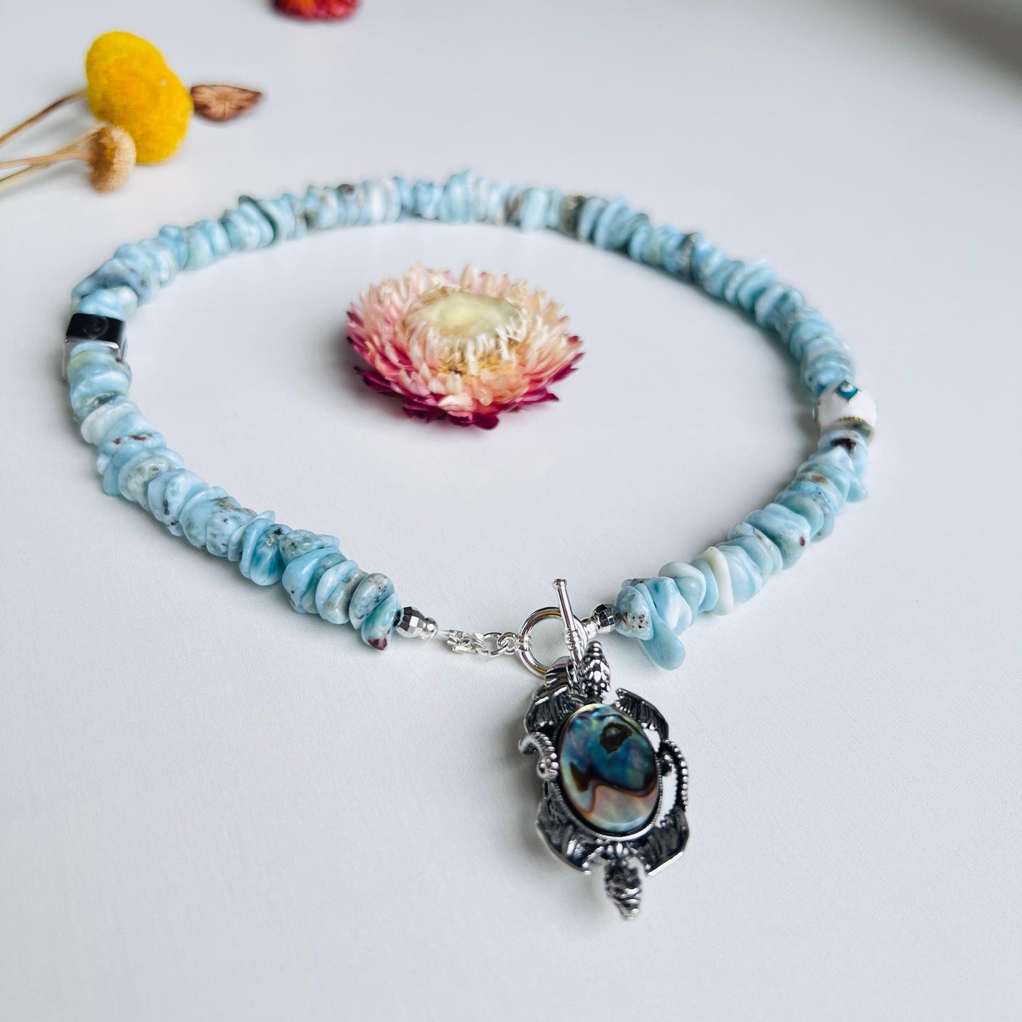 Halskette mit Anhänger aus natürlichem Larimar und Abalone-Muschel|Blaue handgefertigte Halskette|Einzigartiges Schmuckdesign|Frischer, eleganter und spiritueller Stil