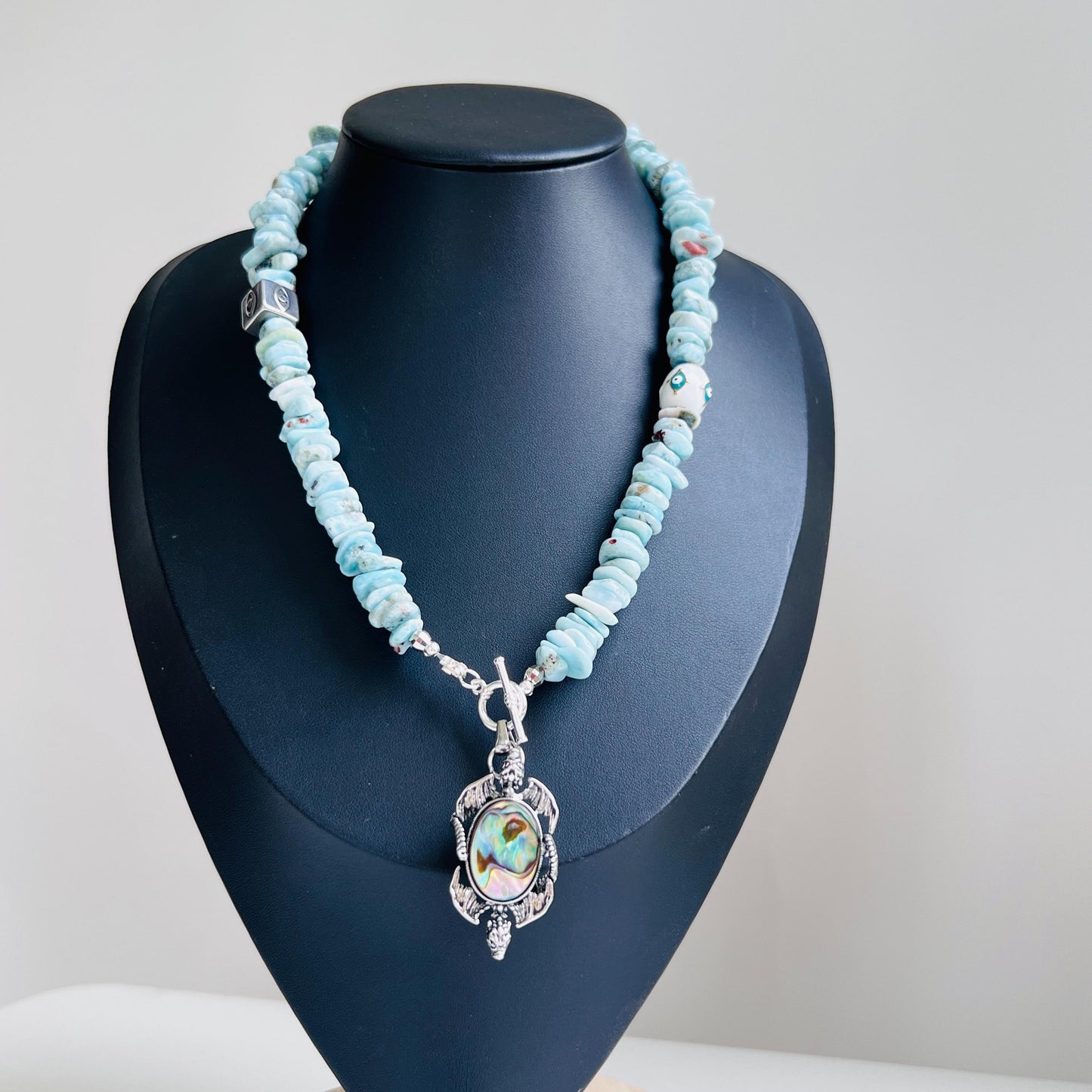 Halskette mit Anhänger aus natürlichem Larimar und Abalone-Muschel|Blaue handgefertigte Halskette|Einzigartiges Schmuckdesign|Frischer, eleganter und spiritueller Stil