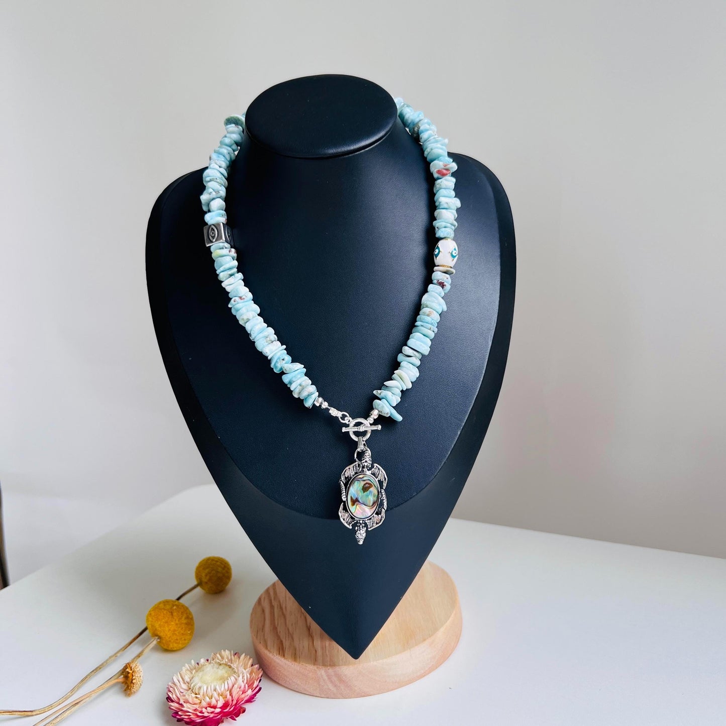 Halskette mit Anhänger aus natürlichem Larimar und Abalone-Muschel|Blaue handgefertigte Halskette|Einzigartiges Schmuckdesign|Frischer, eleganter und spiritueller Stil