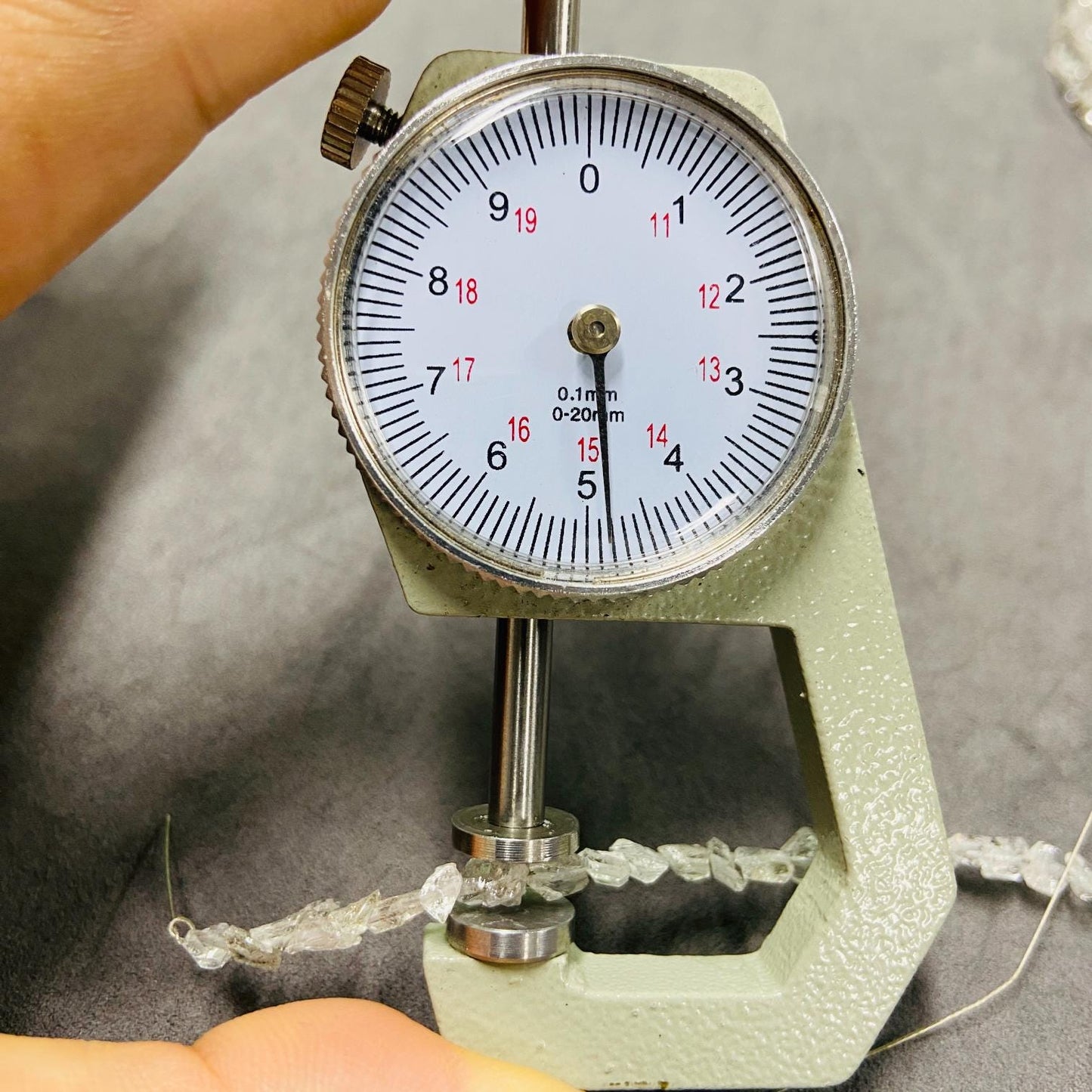 Rohe Minenquarzsplitter · 39,5 cm Strang · 6 g · ca. 5×5×4 mm | Natürliche Perlen mit rauer Struktur für selbstgemachte Armbänder & Halsketten