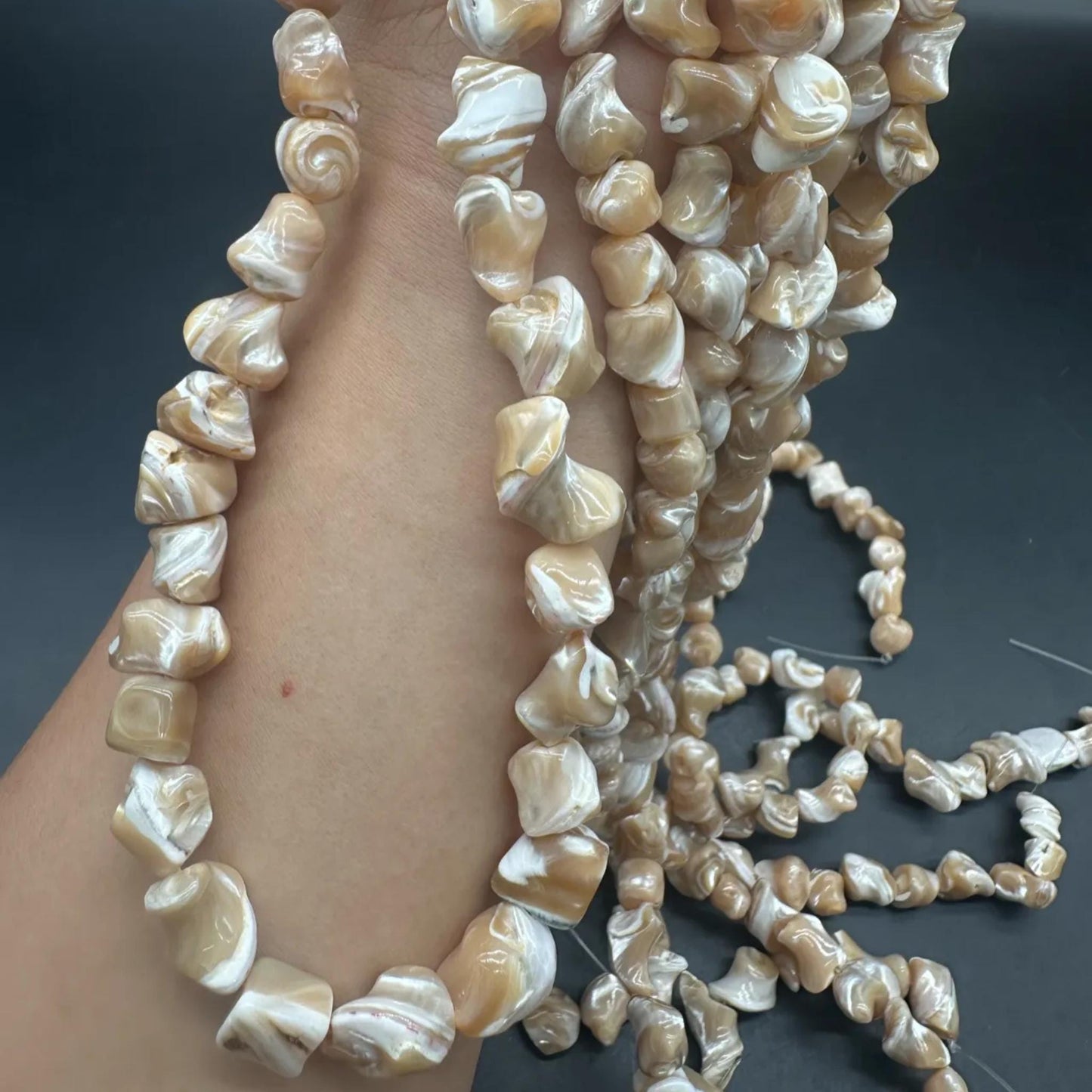 Natürliche Turritella-Muschelperlen 8–10 mm | Unregelmäßige DIY-Perlen für Armbänder und Halsketten | Ozeanenergie-Meditationsschmuckstrang 38–40 cm