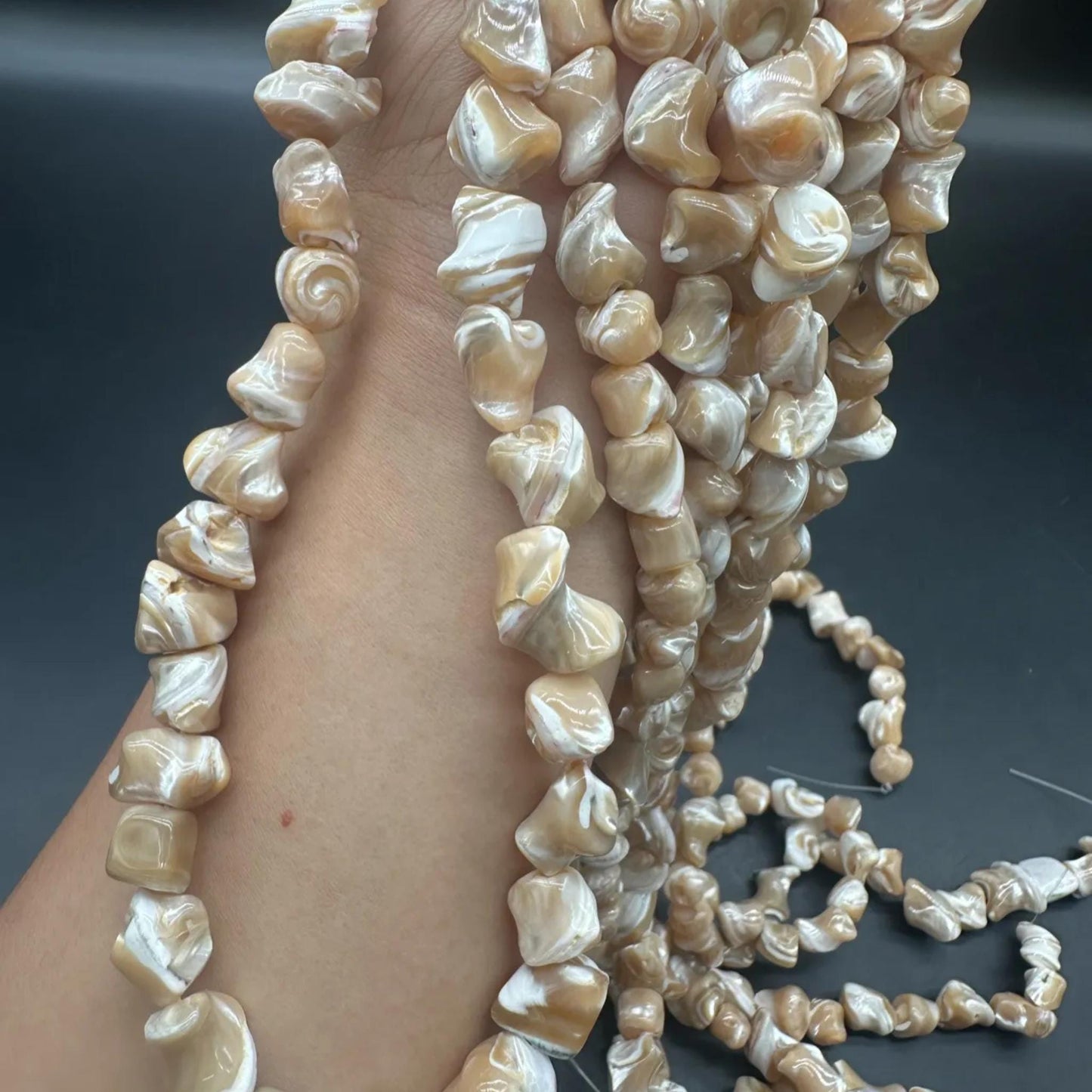 Natürliche Turritella-Muschelperlen 8–10 mm | Unregelmäßige DIY-Perlen für Armbänder und Halsketten | Ozeanenergie-Meditationsschmuckstrang 38–40 cm