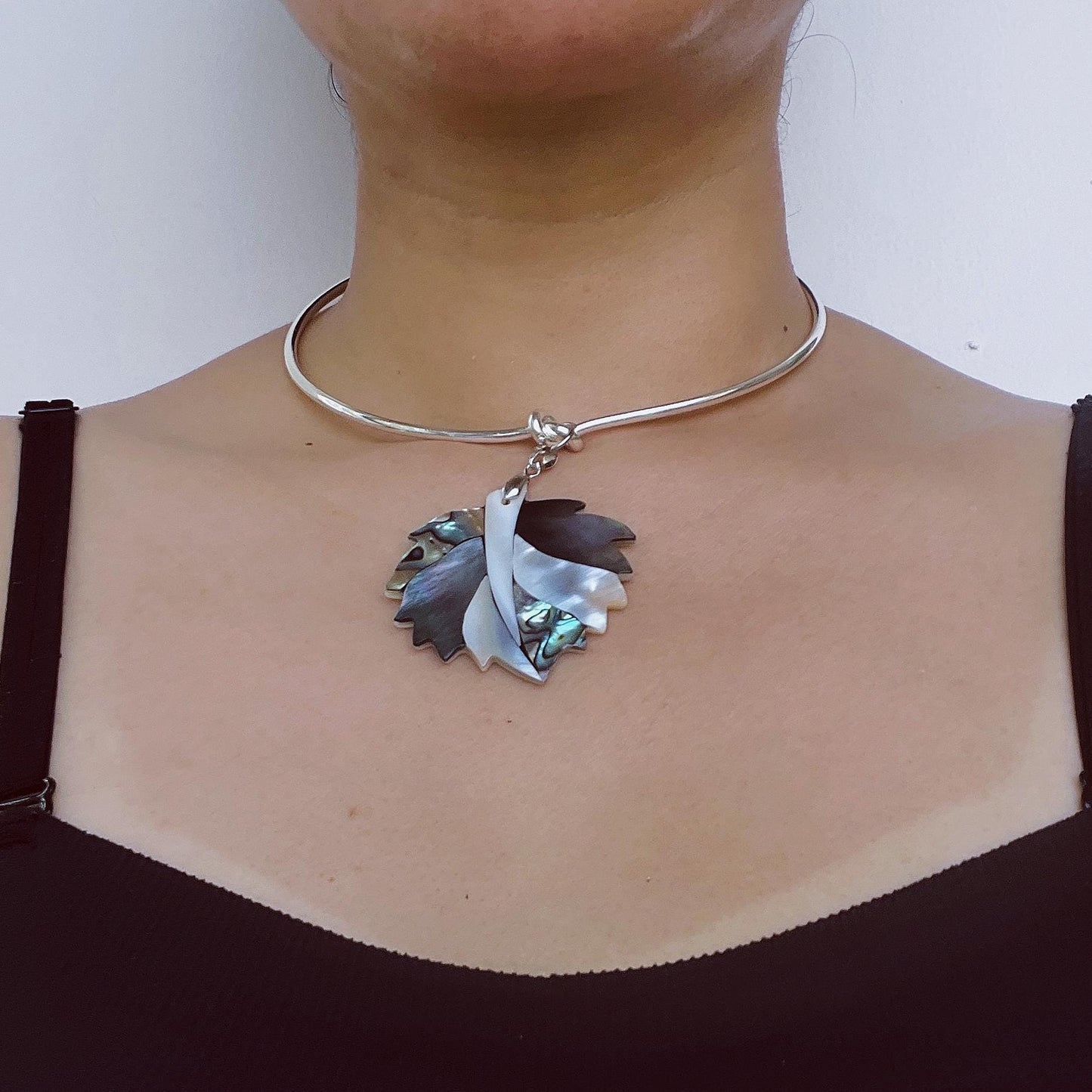 Halskette mit Abalone-Blatt-Anhänger|Natürlicher Muschelschmuck|Boho-Sommerstil|Handgefertigte Halskette im Ozean-Stil