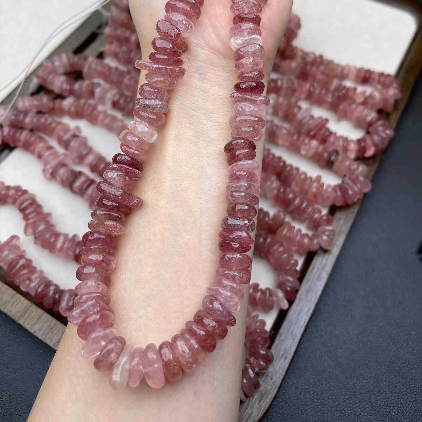 Frische und süße natürliche Erdbeerquarz-Kristallsplitterperlen, 10 mm | 38 cm Strang | DIY-Armbänder, Halsketten, Ohrringe und Wohndekor