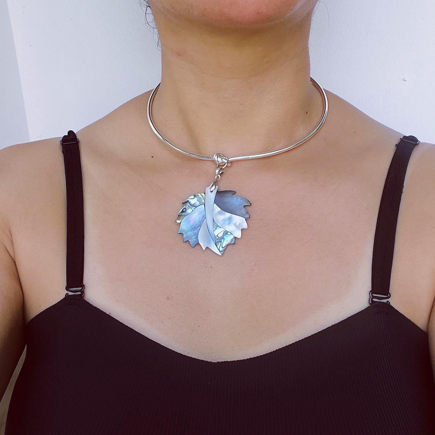 Halskette mit Abalone-Blatt-Anhänger|Natürlicher Muschelschmuck|Boho-Sommerstil|Handgefertigte Halskette im Ozean-Stil