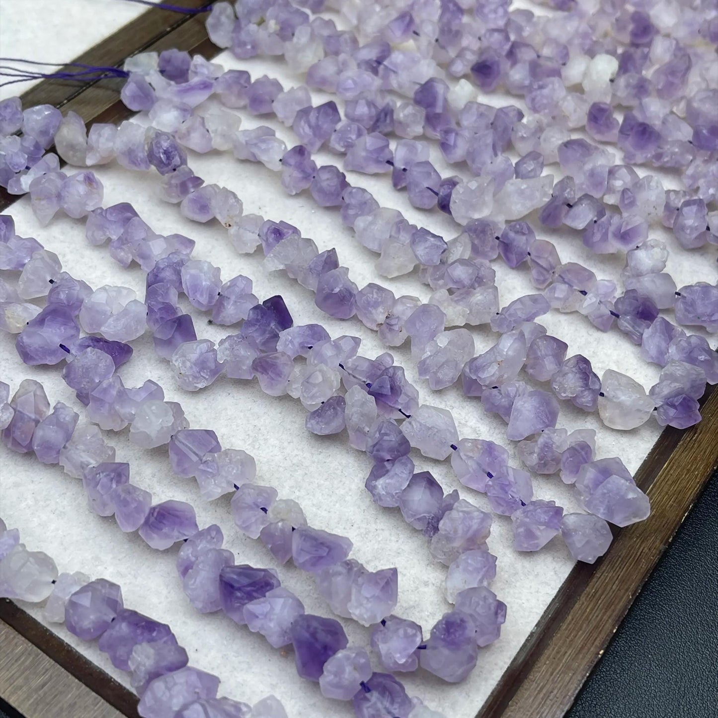 Rohe Amethyst-Nugget-Perlen 10 mm | Mattierte, halbtransparente Kristallperlen | Handpolierte Natursteine für selbstgemachte Armbänder und Halsketten