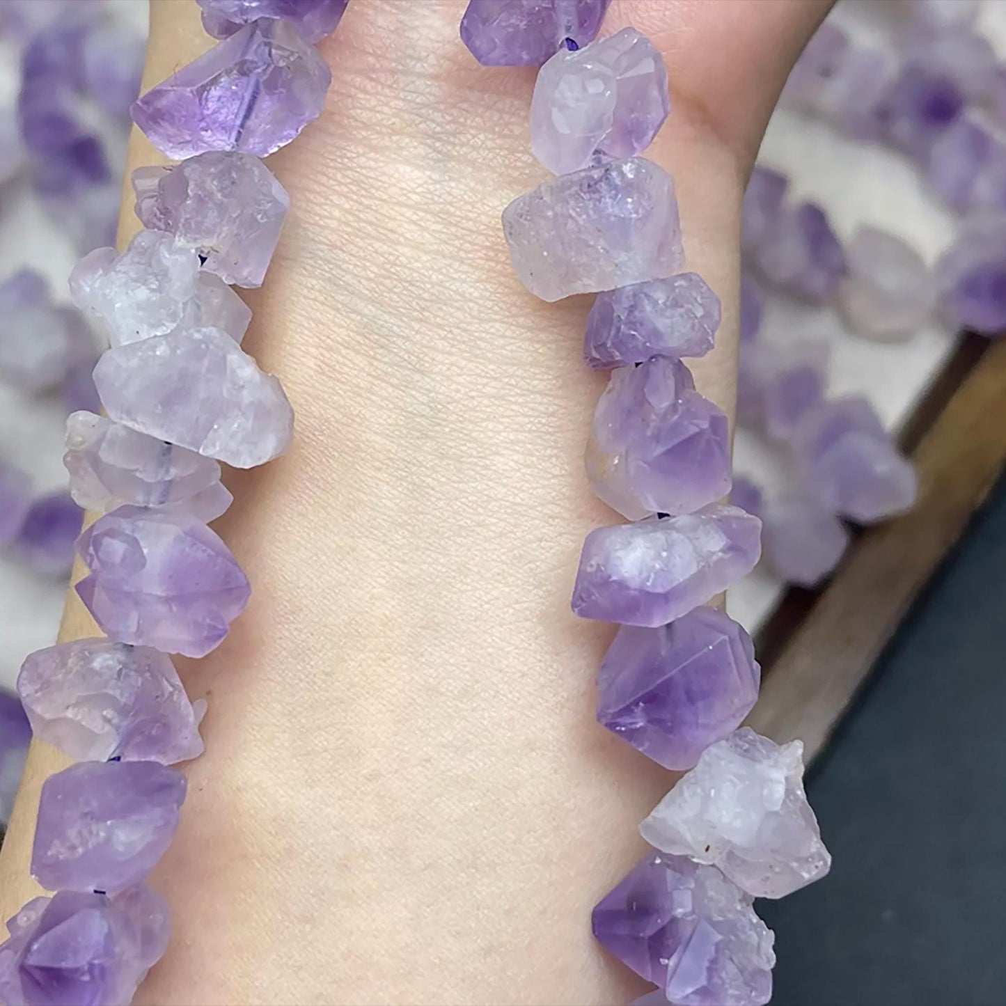 Rohe Amethyst-Nugget-Perlen 10 mm | Mattierte, halbtransparente Kristallperlen | Handpolierte Natursteine für selbstgemachte Armbänder und Halsketten