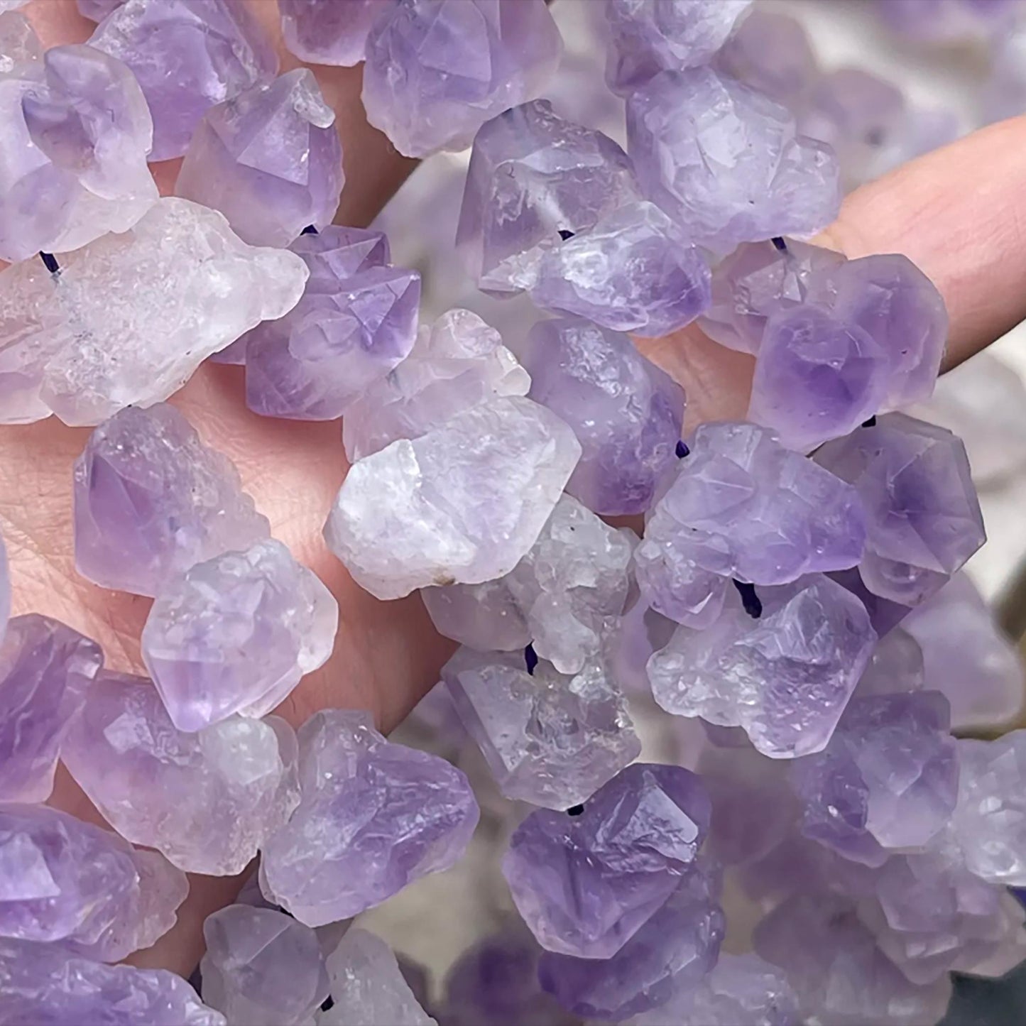 Rohe Amethyst-Nugget-Perlen 10 mm | Mattierte, halbtransparente Kristallperlen | Handpolierte Natursteine für selbstgemachte Armbänder und Halsketten