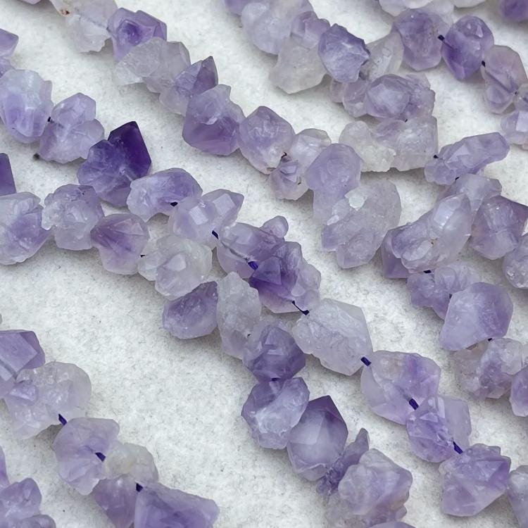 Rohe Amethyst-Nugget-Perlen 10 mm | Mattierte, halbtransparente Kristallperlen | Handpolierte Natursteine für selbstgemachte Armbänder und Halsketten