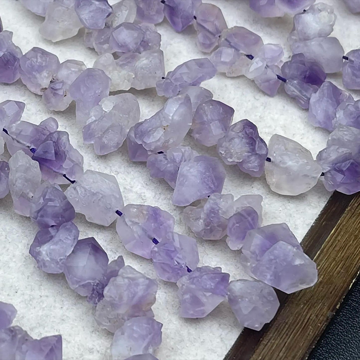 Rohe Amethyst-Nugget-Perlen 10 mm | Mattierte, halbtransparente Kristallperlen | Handpolierte Natursteine für selbstgemachte Armbänder und Halsketten