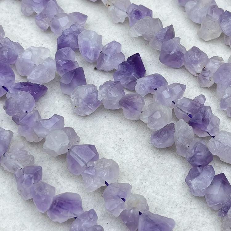 Rohe Amethyst-Nugget-Perlen 10 mm | Mattierte, halbtransparente Kristallperlen | Handpolierte Natursteine für selbstgemachte Armbänder und Halsketten