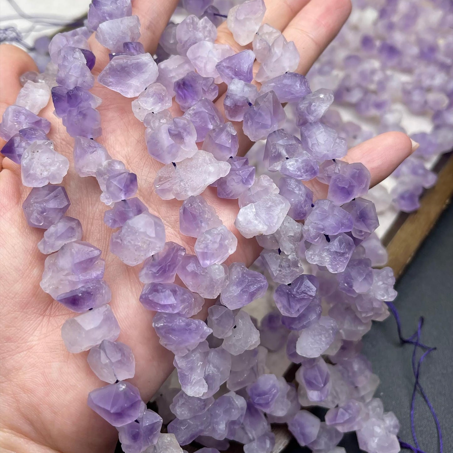 Rohe Amethyst-Nugget-Perlen 10 mm | Mattierte, halbtransparente Kristallperlen | Handpolierte Natursteine für selbstgemachte Armbänder und Halsketten