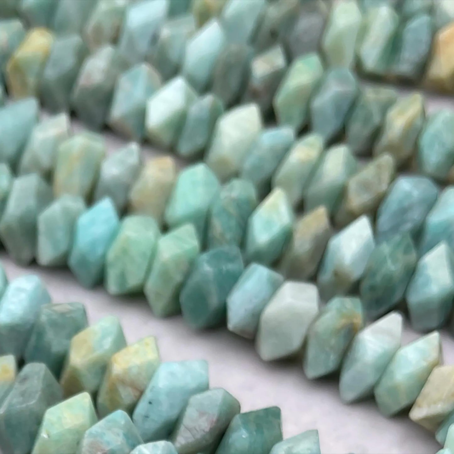 Natürliche Amazonit-Splitter im Diamantschliff aus alten Minen, 11–12 mm · Mittleres Loch | Facettenperlen im Rohschliff für selbstgemachte Armbänder, Halsketten und Ohrringe