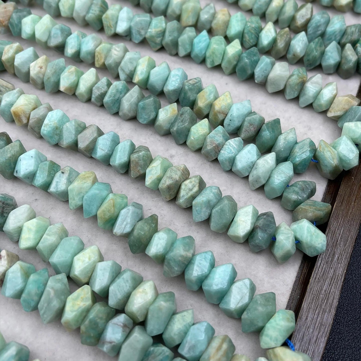 Natürliche Amazonit-Splitter im Diamantschliff aus alten Minen, 11–12 mm · Mittleres Loch | Facettenperlen im Rohschliff für selbstgemachte Armbänder, Halsketten und Ohrringe