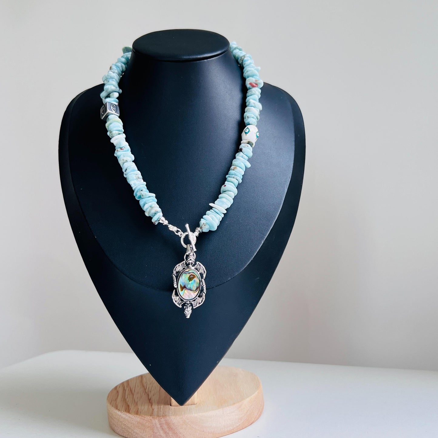 Halskette mit Anhänger aus natürlichem Larimar und Abalone-Muschel|Blaue handgefertigte Halskette|Einzigartiges Schmuckdesign|Frischer, eleganter und spiritueller Stil