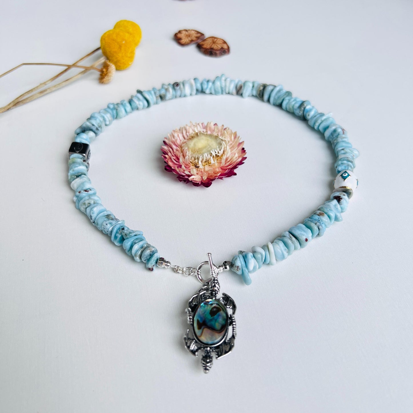 Halskette mit Anhänger aus natürlichem Larimar und Abalone-Muschel|Blaue handgefertigte Halskette|Einzigartiges Schmuckdesign|Frischer, eleganter und spiritueller Stil