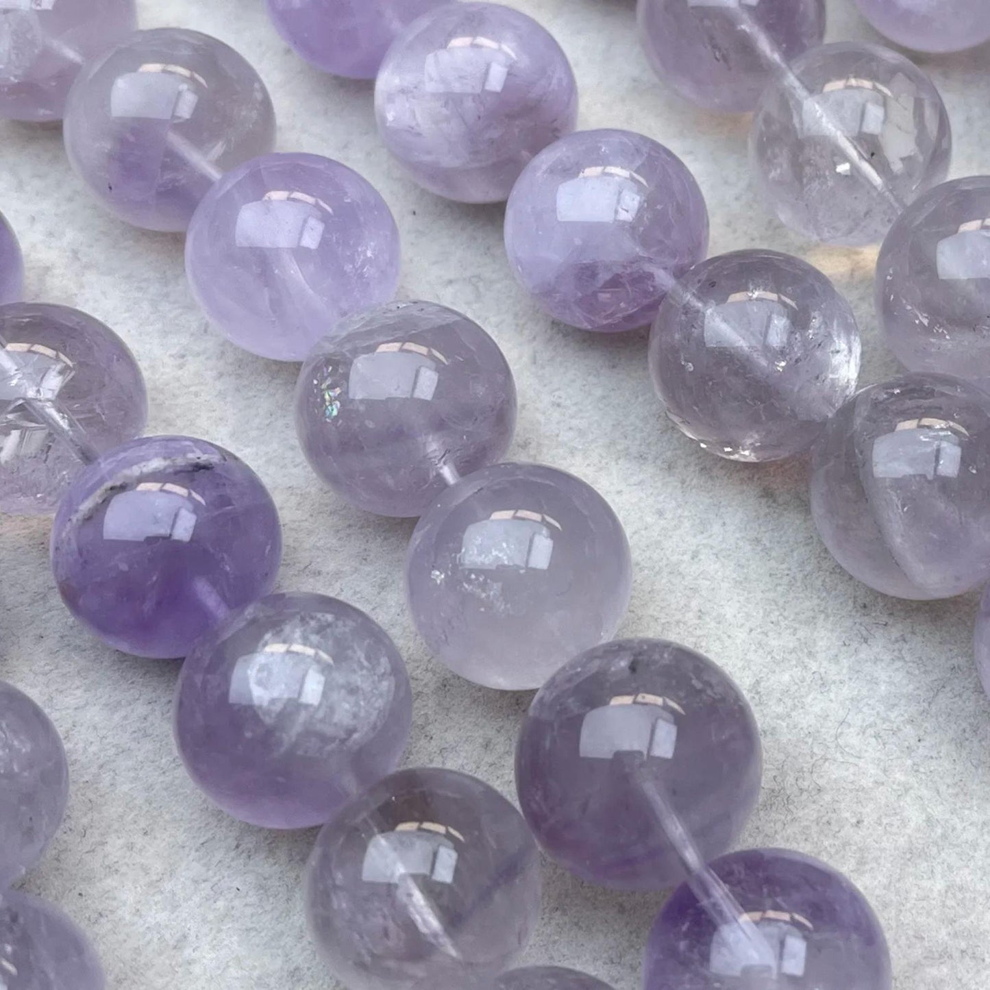 Natürliche runde Lavendel-Amethyst-Perlen 15 mm · Mittleres Loch | Transparentes violettes Leuchten · DIY-Armbänder, Halsketten & Ohrringe