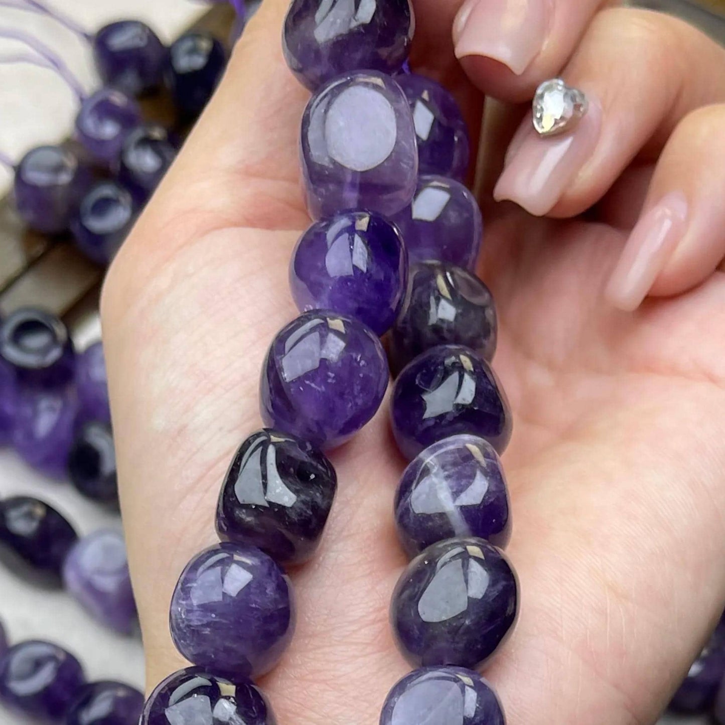 Natürliche unregelmäßige Chip-Perlen aus Uruguay-Amethyst, 13 mm, 38 cm Strang | Mittleres Loch, transparentes violettes Leuchten, DIY-Perlen für Armbänder, Halsketten und Ohrringe