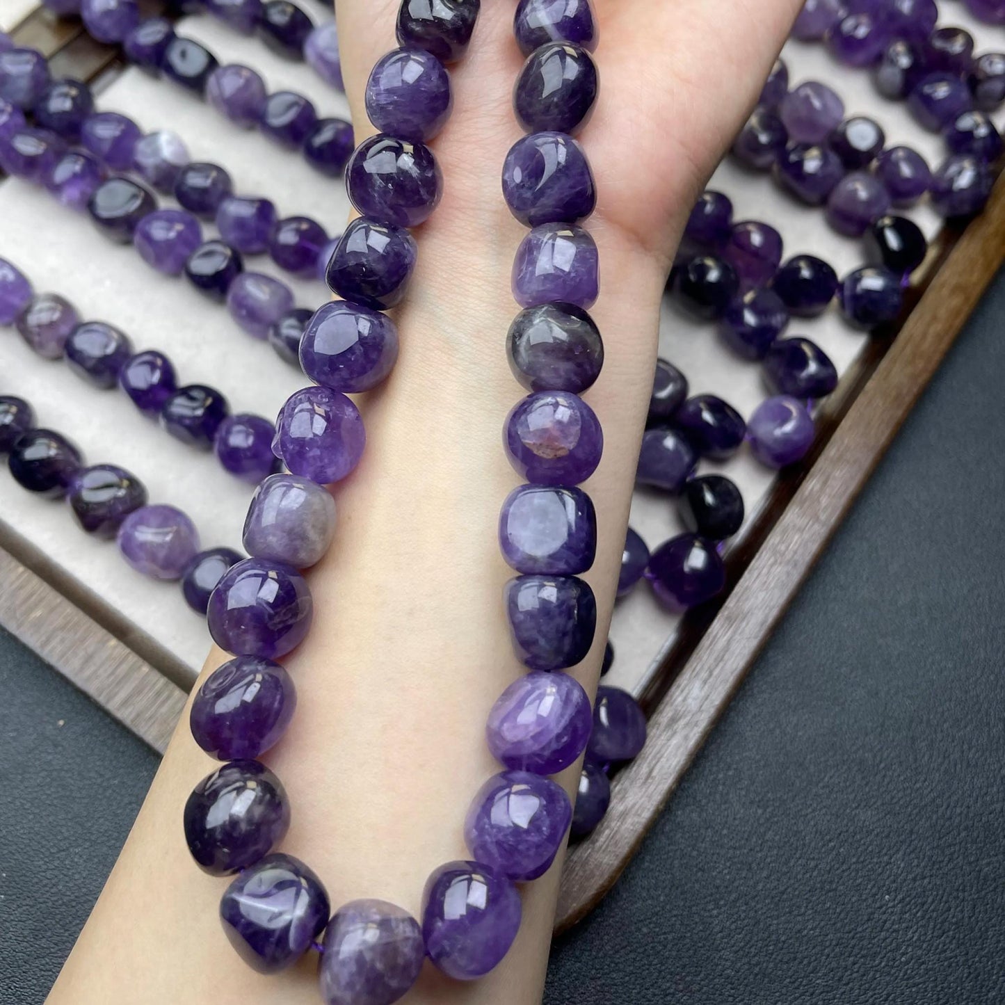 Natürliche unregelmäßige Chip-Perlen aus Uruguay-Amethyst, 13 mm, 38 cm Strang | Mittleres Loch, transparentes violettes Leuchten, DIY-Perlen für Armbänder, Halsketten und Ohrringe