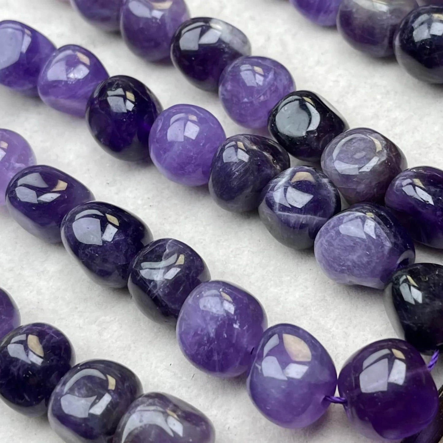 Natürliche unregelmäßige Chip-Perlen aus Uruguay-Amethyst, 13 mm, 38 cm Strang | Mittleres Loch, transparentes violettes Leuchten, DIY-Perlen für Armbänder, Halsketten und Ohrringe