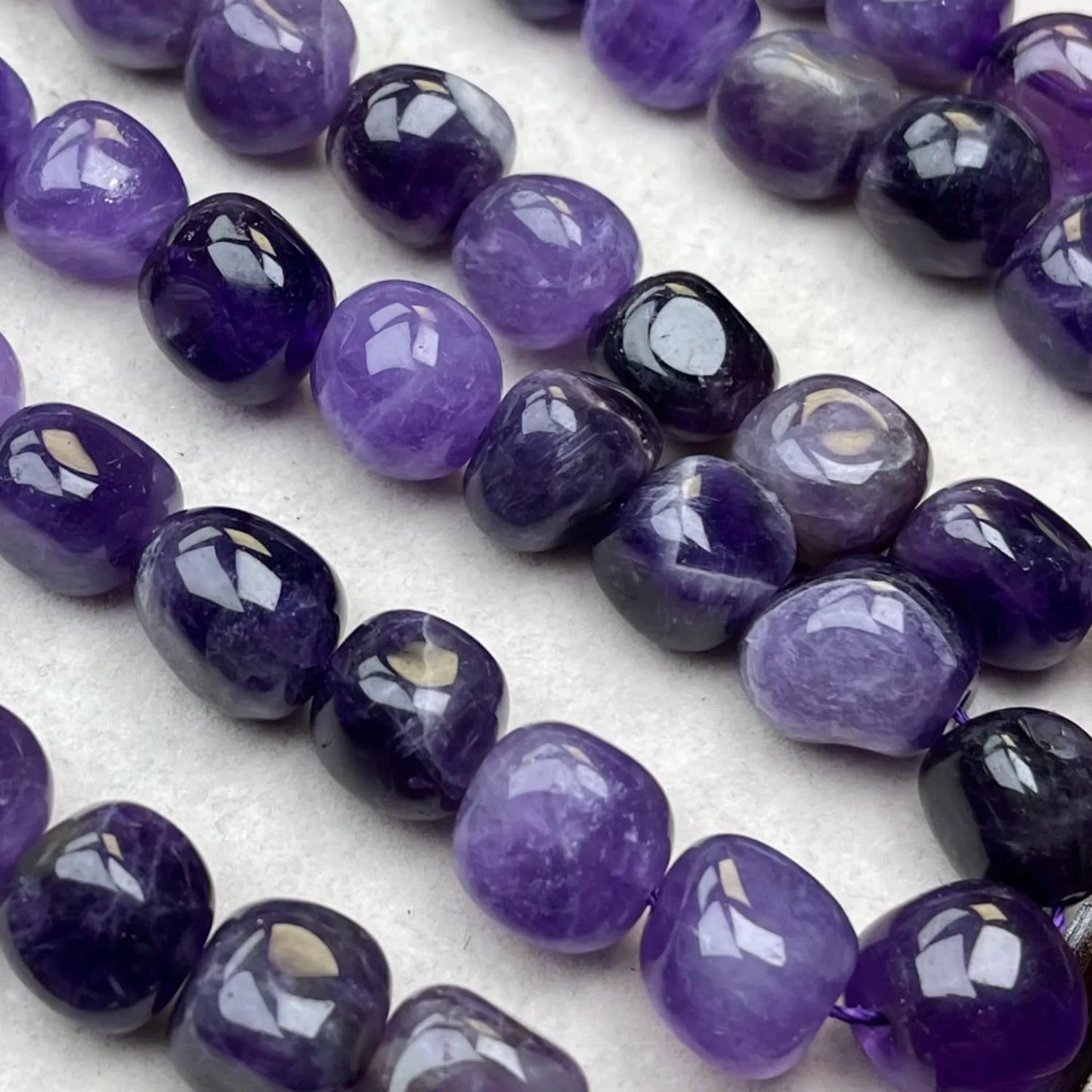 Natürliche unregelmäßige Chip-Perlen aus Uruguay-Amethyst, 13 mm, 38 cm Strang | Mittleres Loch, transparentes violettes Leuchten, DIY-Perlen für Armbänder, Halsketten und Ohrringe