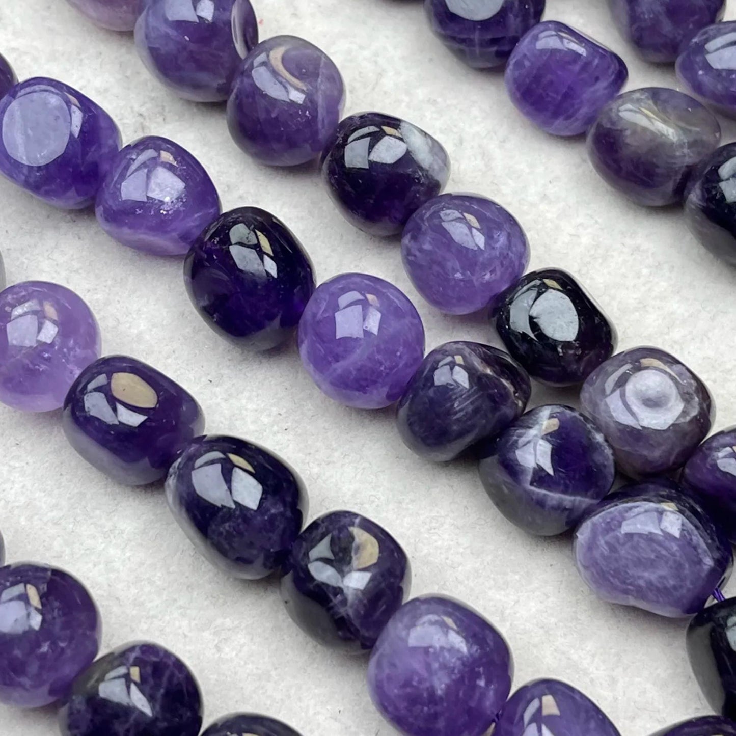 Natürliche unregelmäßige Chip-Perlen aus Uruguay-Amethyst, 13 mm, 38 cm Strang | Mittleres Loch, transparentes violettes Leuchten, DIY-Perlen für Armbänder, Halsketten und Ohrringe
