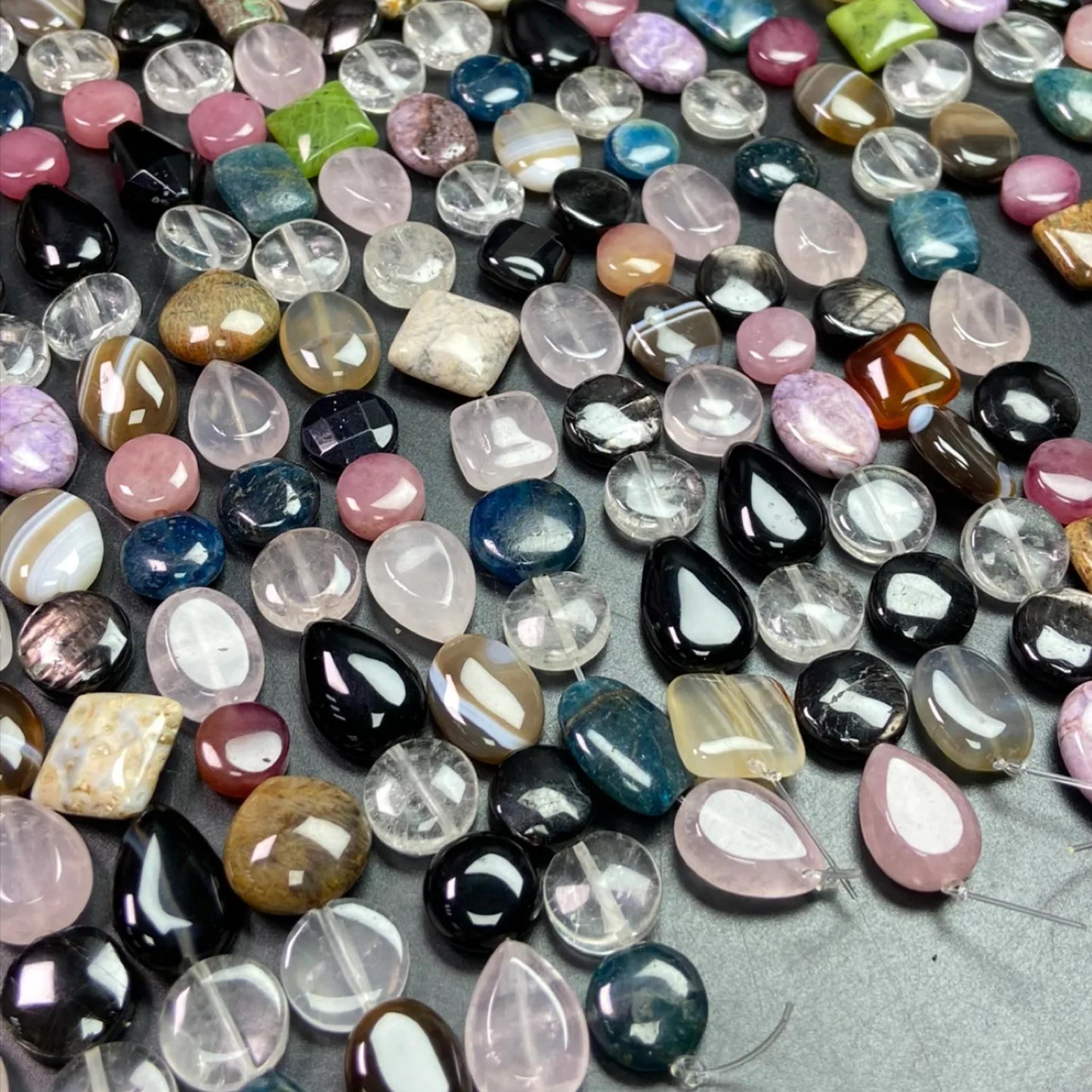Gemischte Achat-Nugget-Chips 12 mm | 19 cm Halbstrang · Mittleres Loch 1 mm · Bunte flache Perlen für DIY-Armbänder, Halsketten und Ohrringe