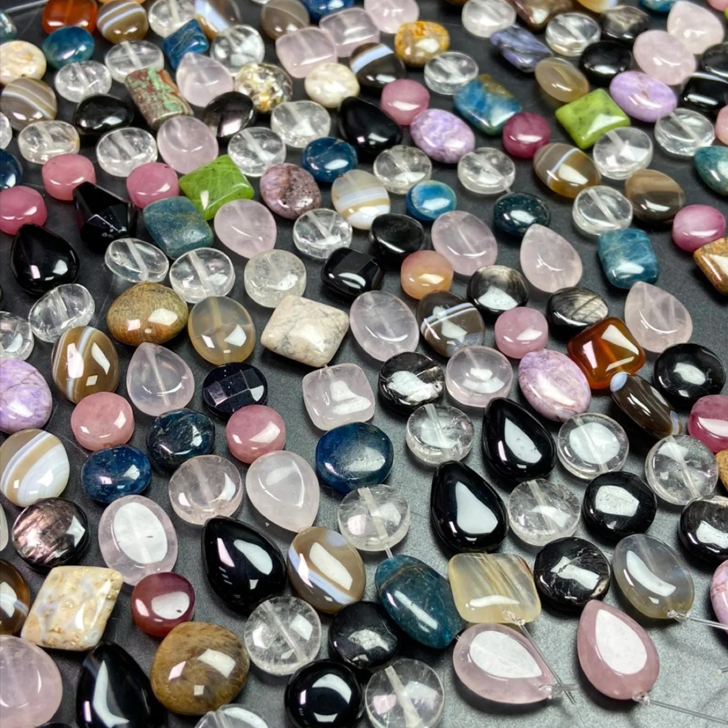 Gemischte Achat-Nugget-Chips 12 mm | 19 cm Halbstrang · Mittleres Loch 1 mm · Bunte flache Perlen für DIY-Armbänder, Halsketten und Ohrringe