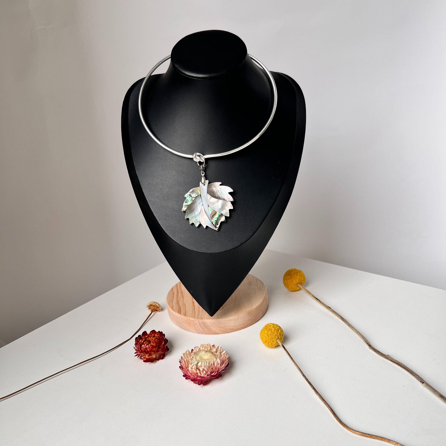 Halskette mit Abalone-Blatt-Anhänger|Natürlicher Muschelschmuck|Boho-Sommerstil|Handgefertigte Halskette im Ozean-Stil