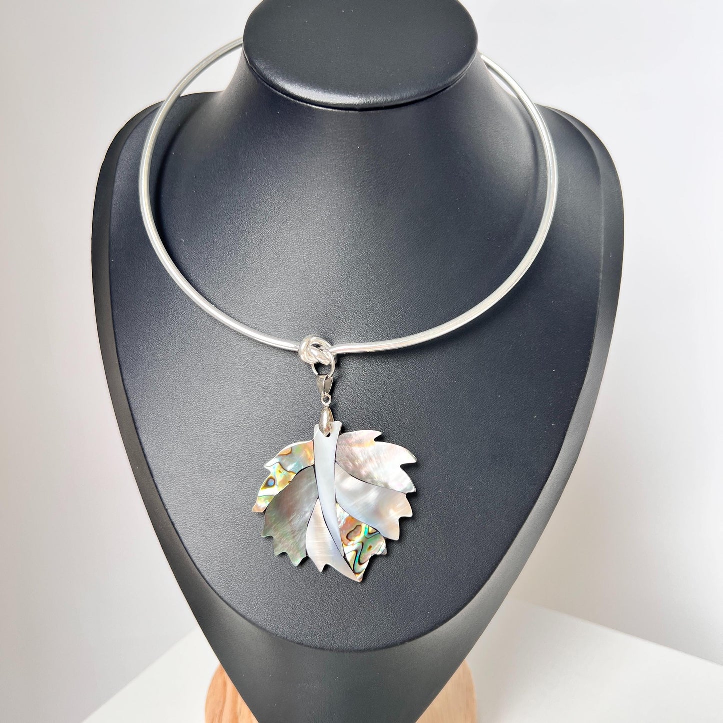 Halskette mit Abalone-Blatt-Anhänger|Natürlicher Muschelschmuck|Boho-Sommerstil|Handgefertigte Halskette im Ozean-Stil