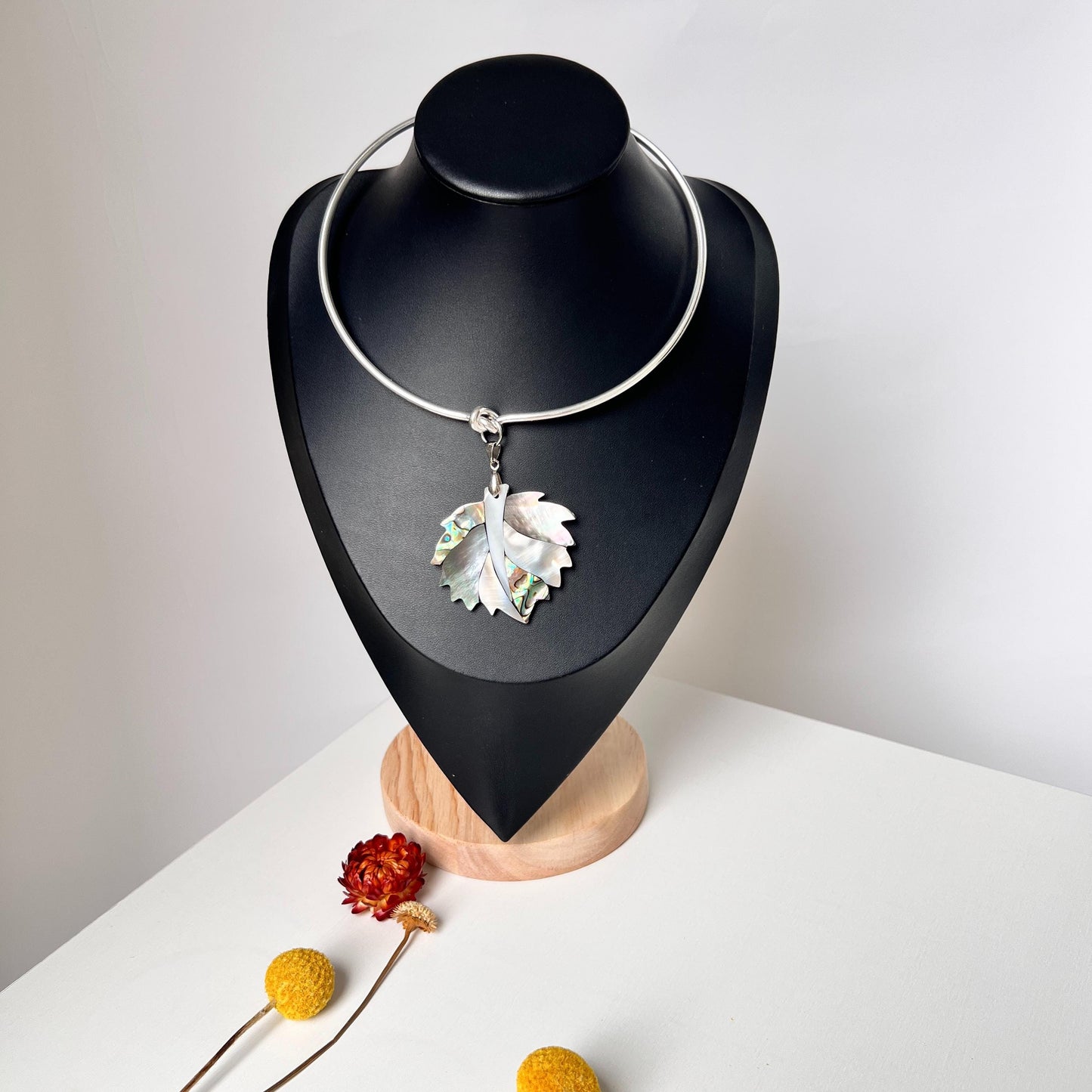 Halskette mit Abalone-Blatt-Anhänger|Natürlicher Muschelschmuck|Boho-Sommerstil|Handgefertigte Halskette im Ozean-Stil