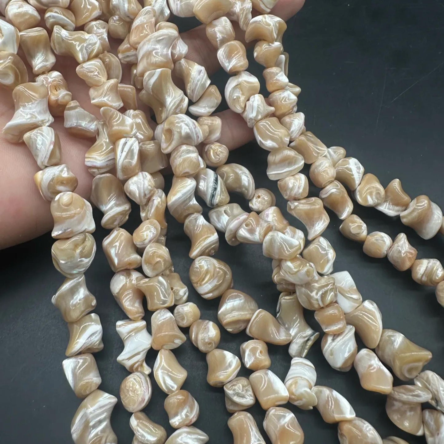 Natürliche Turritella-Muschelperlen 8–10 mm | Unregelmäßige DIY-Perlen für Armbänder und Halsketten | Ozeanenergie-Meditationsschmuckstrang 38–40 cm