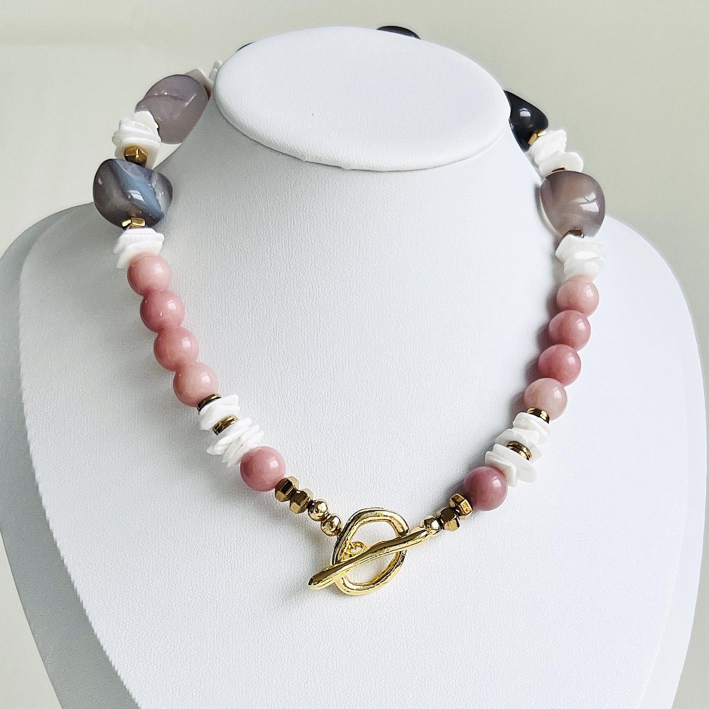 Klobige Boho Statement Halskette – Natürlicher Achat & Muschelperlen, Rosa Perlmutt, 42 cm verstellbares Halsband, Heilkristall Geschenk für Sie