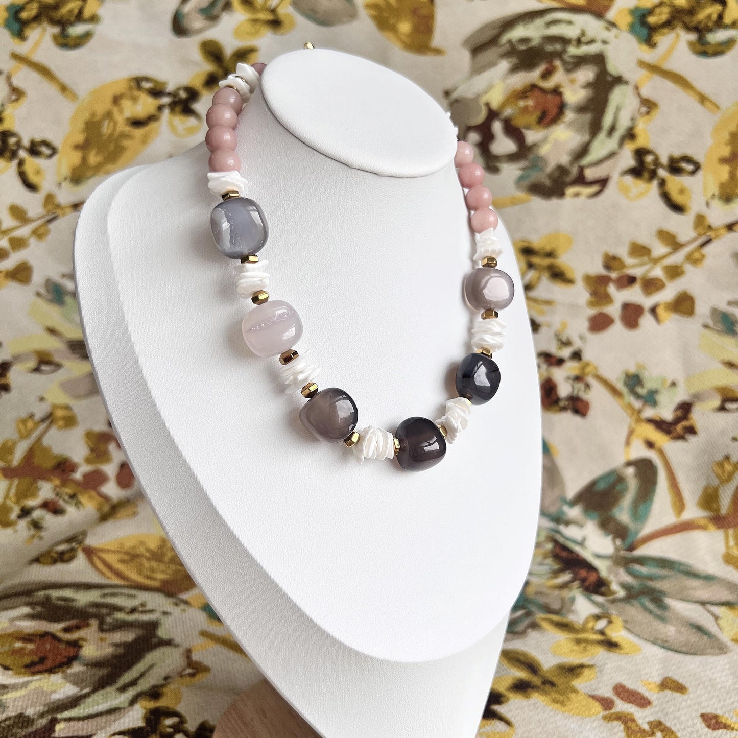 Klobige Boho Statement Halskette – Natürlicher Achat & Muschelperlen, Rosa Perlmutt, 42 cm verstellbares Halsband, Heilkristall Geschenk für Sie