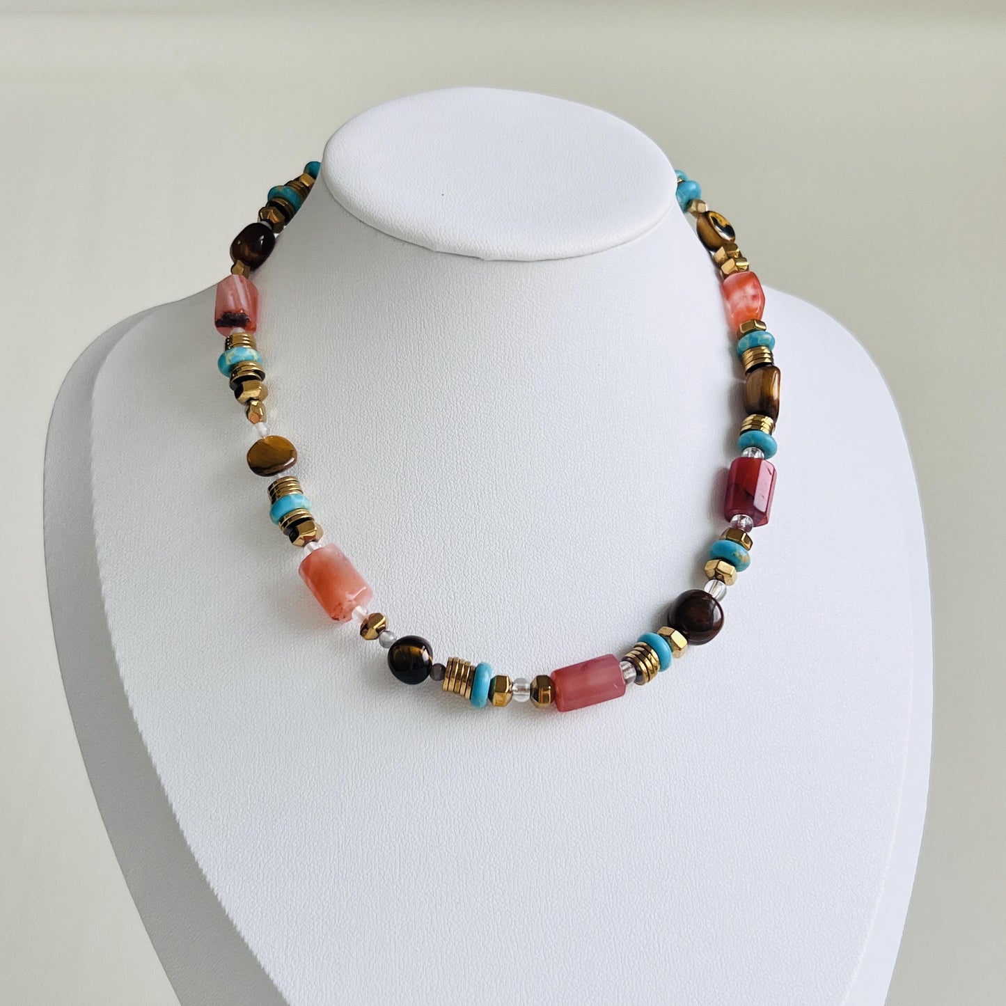 Boho Edelstein Choker Halskette | Natürlicher roter Achat & Türkis Perlen | Farbenfroher Statement-Schmuck mit Tigerauge – Einzigartiges Geschenk für Sie