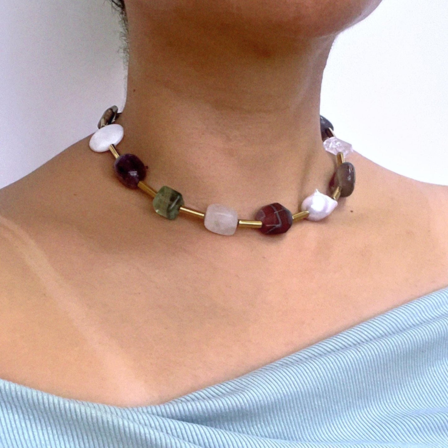 Boho Edelstein-Halskette | Barockperle & Roter Achat | 13 Natursteine mit goldenen Röhren-Abstandshaltern – Einzigartiges Geschenk für Sie