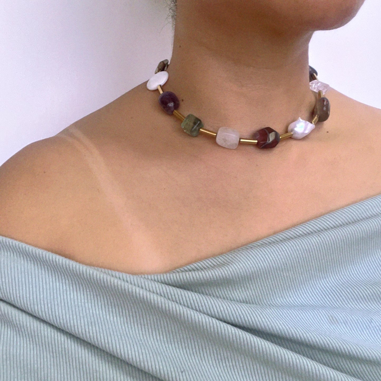 Boho Edelstein-Halskette | Barockperle & Roter Achat | 13 Natursteine mit goldenen Röhren-Abstandshaltern – Einzigartiges Geschenk für Sie