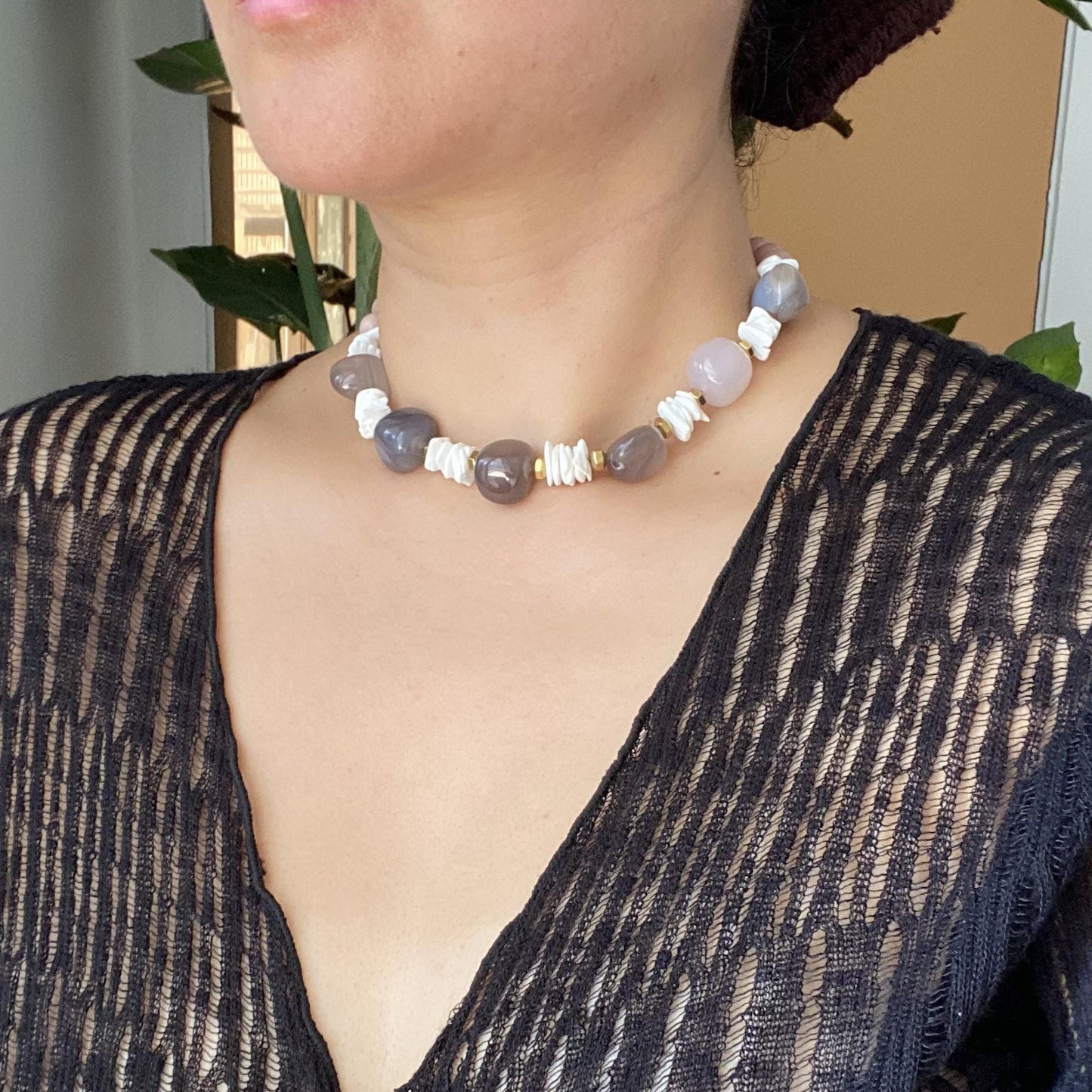 Klobige Boho Statement Halskette – Natürlicher Achat & Muschelperlen, Rosa Perlmutt, 42 cm verstellbares Halsband, Heilkristall Geschenk für Sie