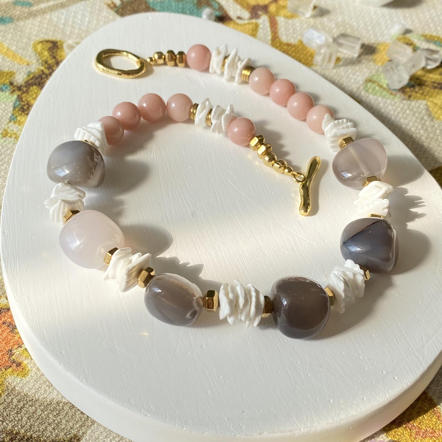 Klobige Boho Statement Halskette – Natürlicher Achat & Muschelperlen, Rosa Perlmutt, 42 cm verstellbares Halsband, Heilkristall Geschenk für Sie