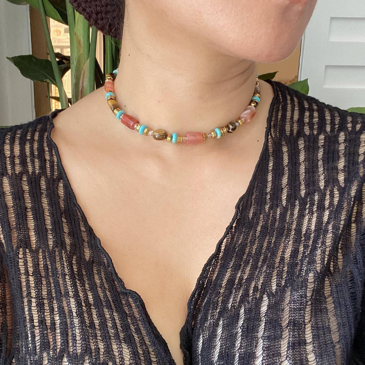 Boho Edelstein Choker Halskette | Natürlicher roter Achat & Türkis Perlen | Farbenfroher Statement-Schmuck mit Tigerauge – Einzigartiges Geschenk für Sie