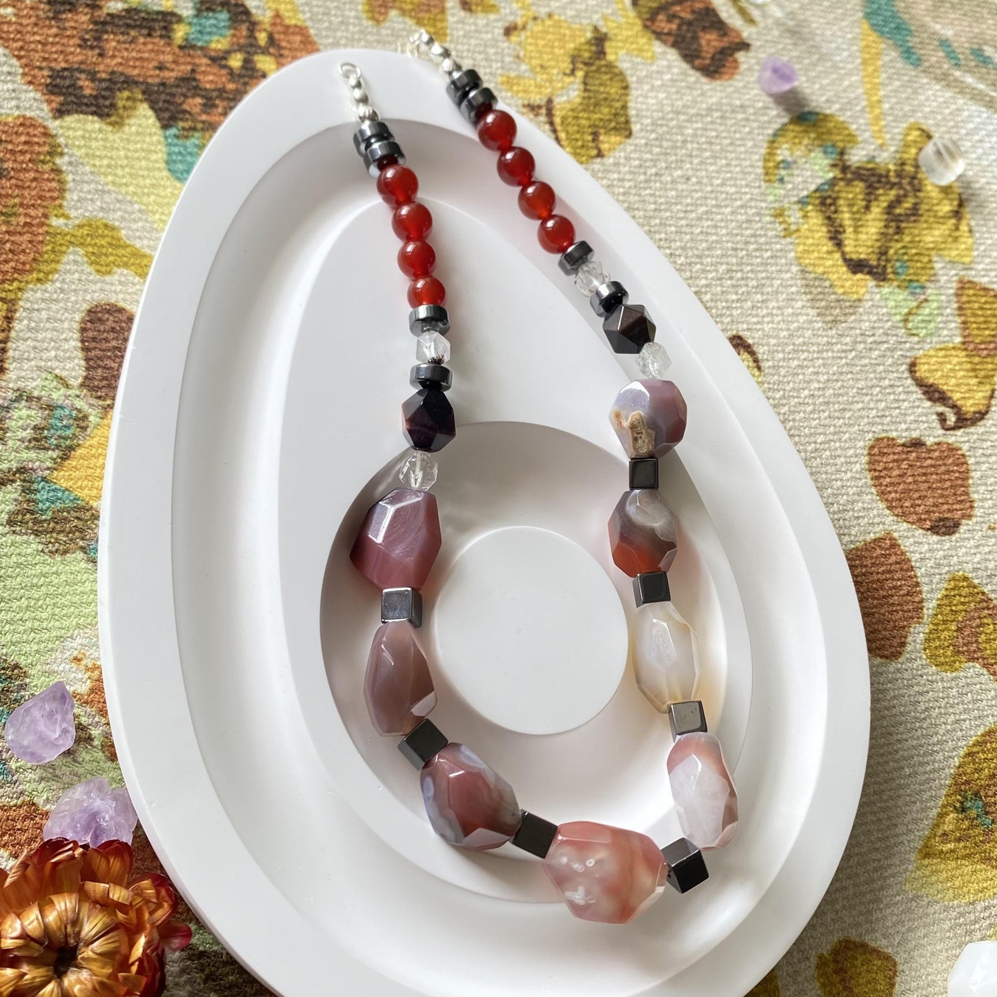 Einzigartige handgefertigte Halskette mit 925er Silberverschluss | Sakura-Achat, Hämatit & Quarzperlen | Boho Ethno Edelstein Schmuck Geschenk