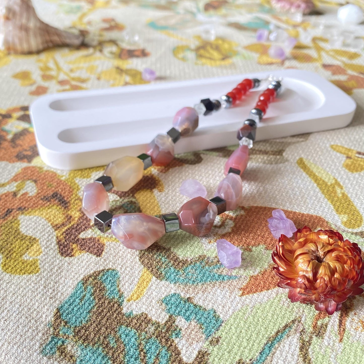 Einzigartige handgefertigte Halskette mit 925er Silberverschluss | Sakura-Achat, Hämatit & Quarzperlen | Boho Ethno Edelstein Schmuck Geschenk