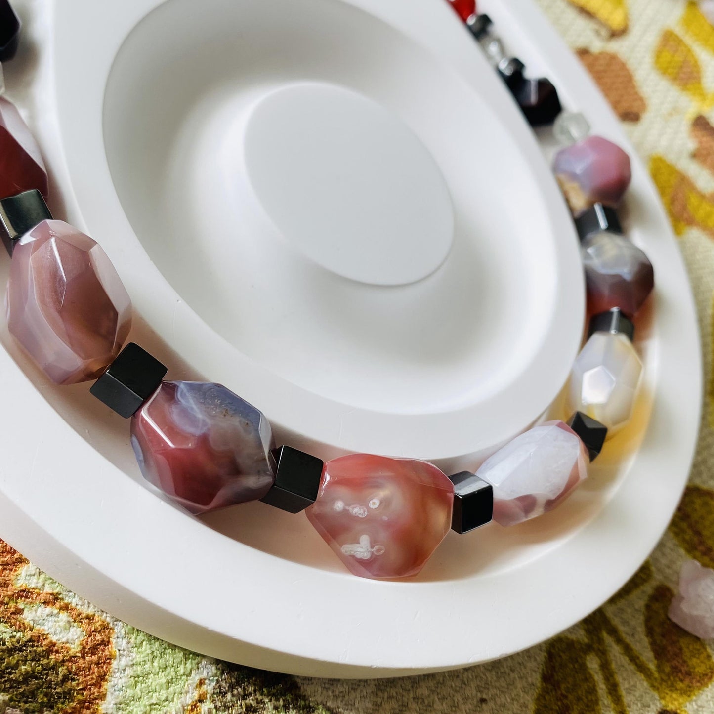 Einzigartige handgefertigte Halskette mit 925er Silberverschluss | Sakura-Achat, Hämatit & Quarzperlen | Boho Ethno Edelstein Schmuck Geschenk