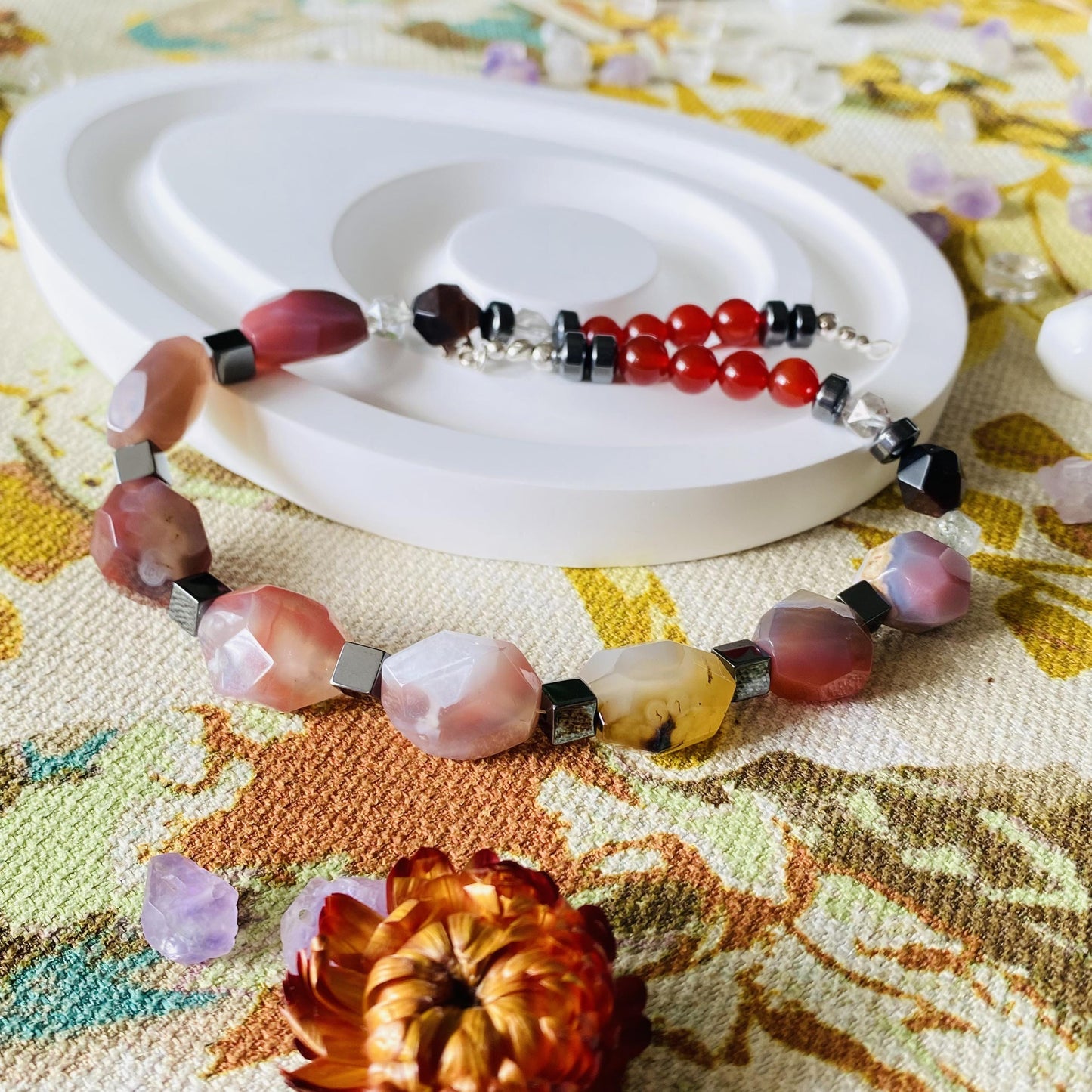 Einzigartige handgefertigte Halskette mit 925er Silberverschluss | Sakura-Achat, Hämatit & Quarzperlen | Boho Ethno Edelstein Schmuck Geschenk