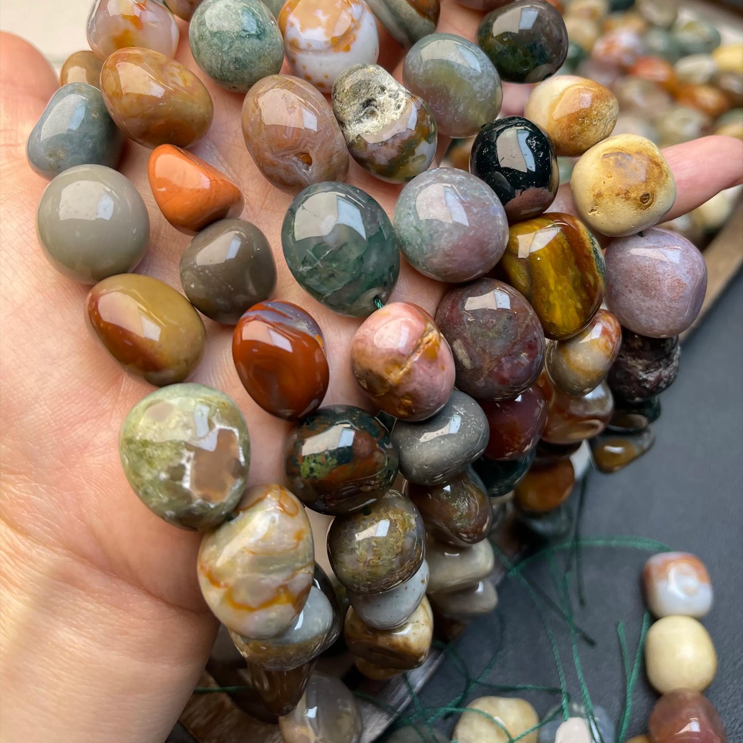 Bunte Ozean-Jaspis-Nugget-Perlen 15 mm | Handpolierte natürliche Edelsteine · 38 cm Strang für DIY-Armbänder, Halsketten und Ohrringe