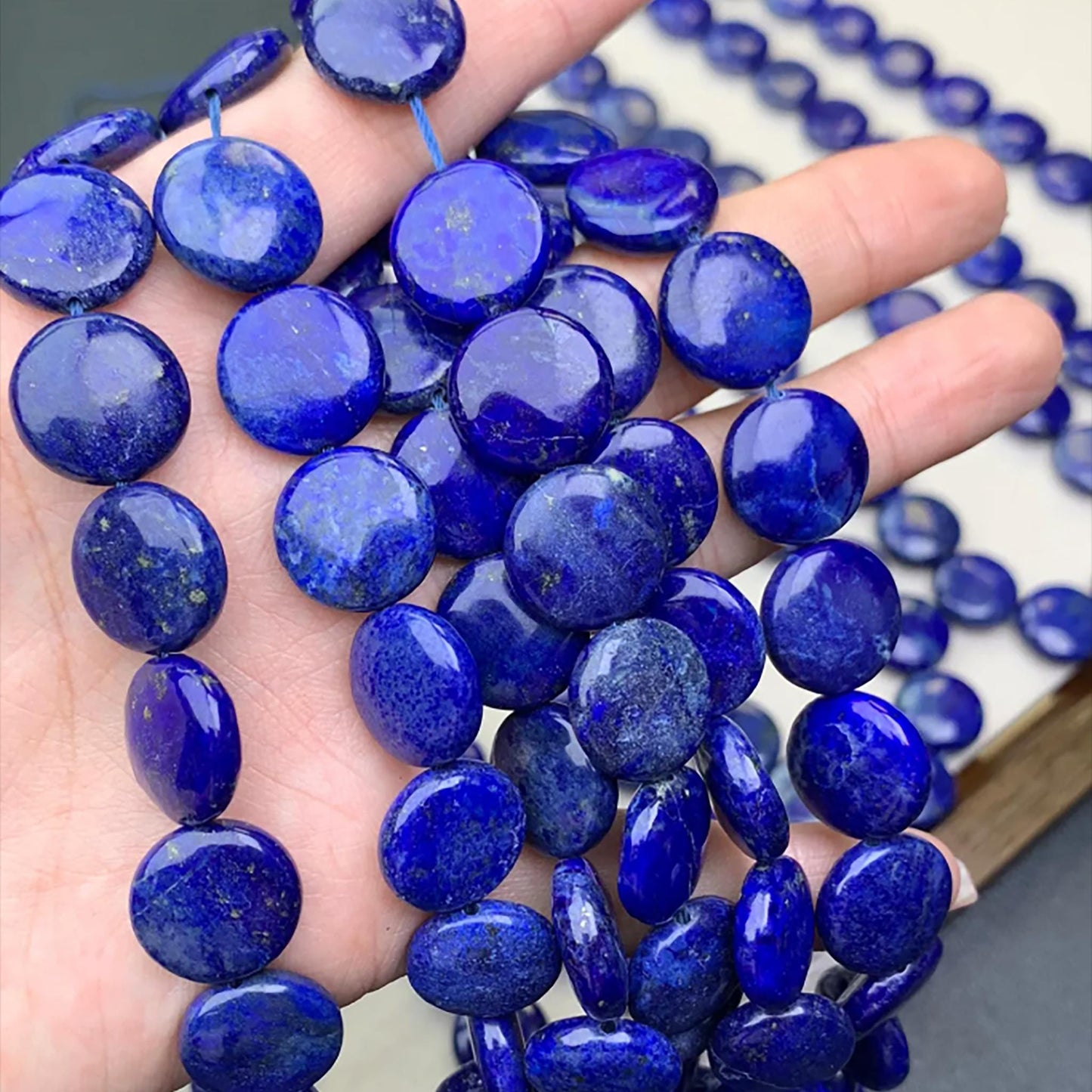 Natürliche Lapislazuli-Münzperlen 14 mm · Pyrit- und Calcit-Sternenmuster · Handpolierte Edelsteinscheiben für selbstgemachte Armbänder, Halsketten und Ohrringe