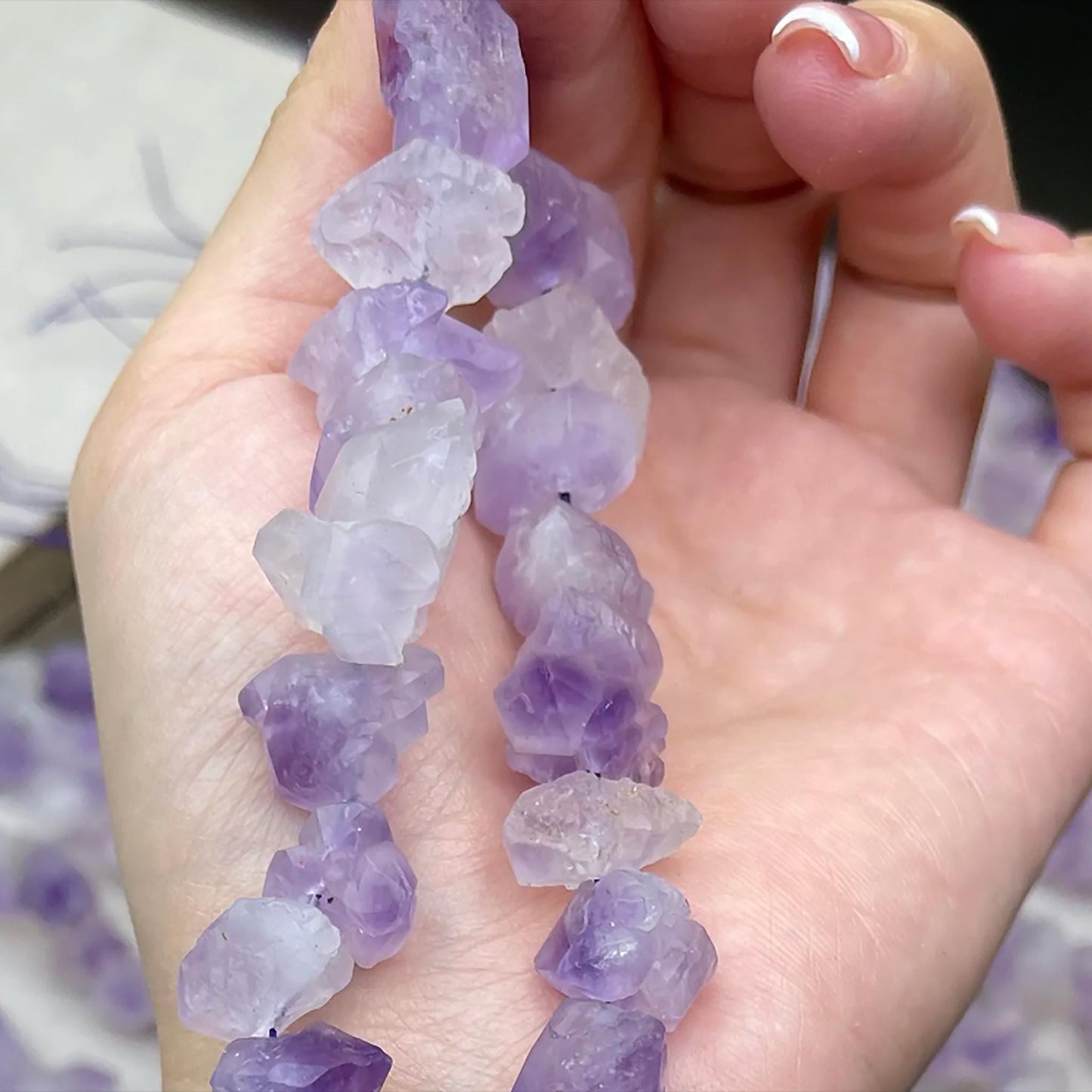 Rohe Amethyst-Nugget-Perlen 10 mm | Mattierte, halbtransparente Kristallperlen | Handpolierte Natursteine für selbstgemachte Armbänder und Halsketten