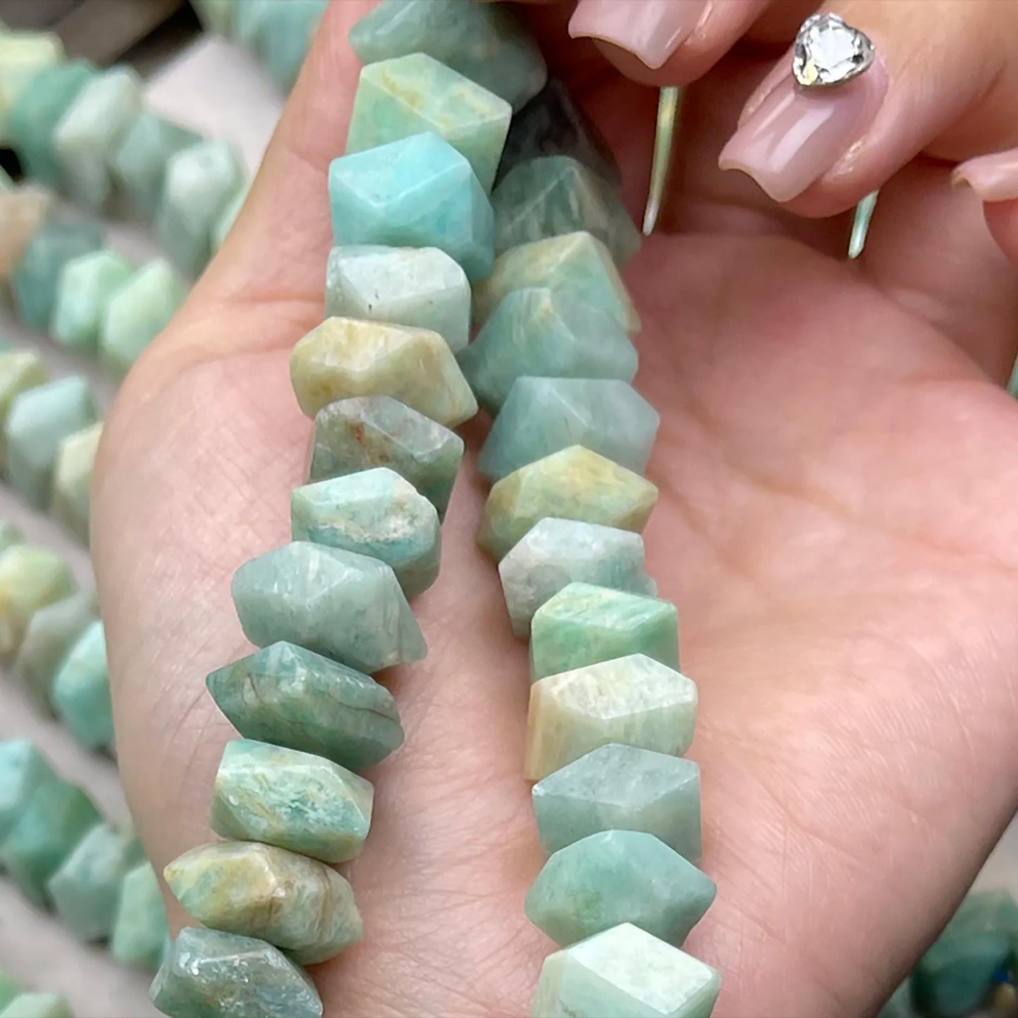 Natürliche Amazonit-Splitter im Diamantschliff aus alten Minen, 11–12 mm · Mittleres Loch | Facettenperlen im Rohschliff für selbstgemachte Armbänder, Halsketten und Ohrringe