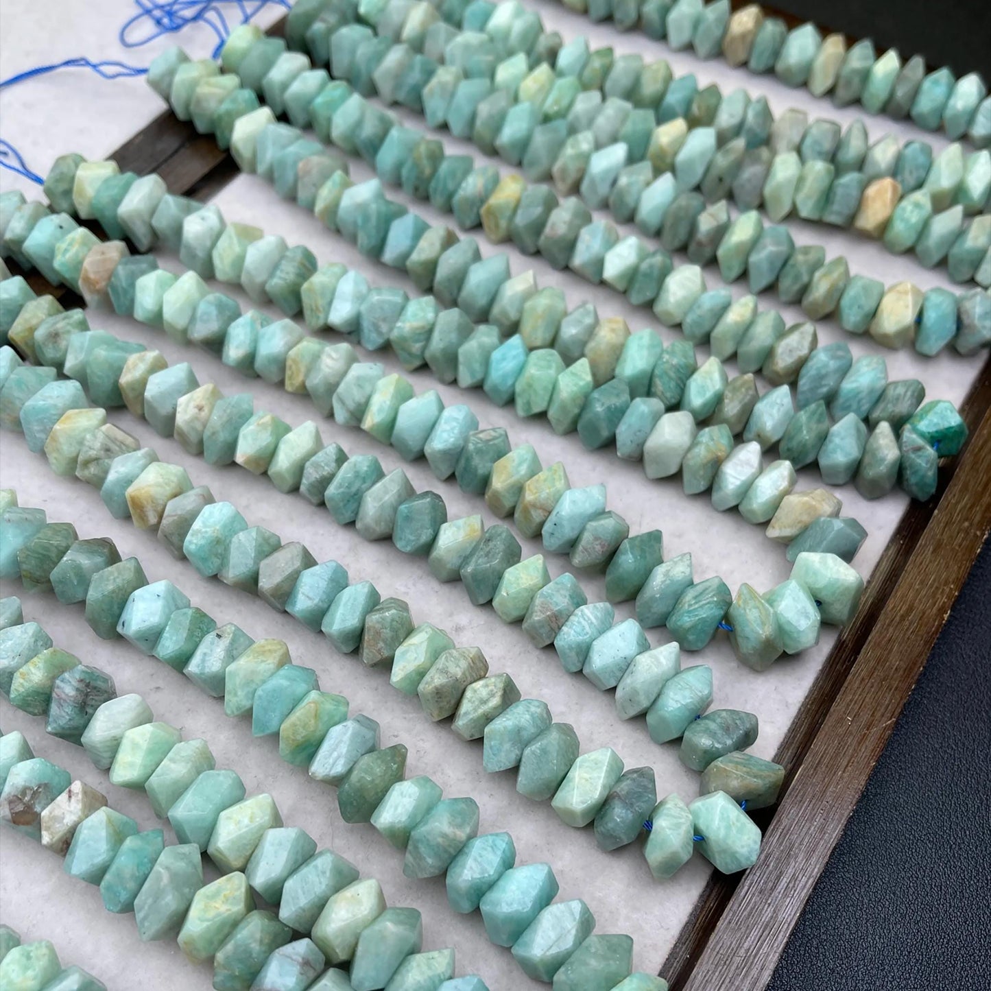 Natürliche Amazonit-Splitter im Diamantschliff aus alten Minen, 11–12 mm · Mittleres Loch | Facettenperlen im Rohschliff für selbstgemachte Armbänder, Halsketten und Ohrringe