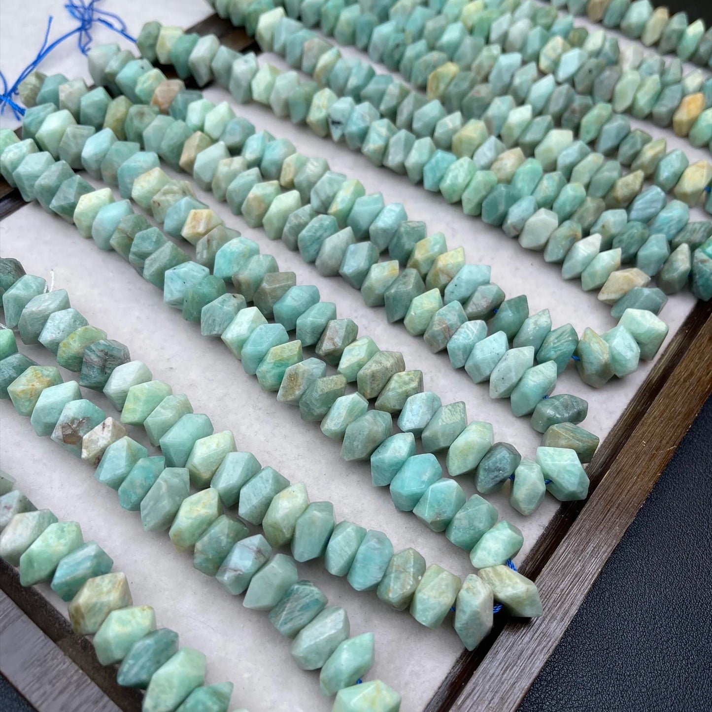 Natürliche Amazonit-Splitter im Diamantschliff aus alten Minen, 11–12 mm · Mittleres Loch | Facettenperlen im Rohschliff für selbstgemachte Armbänder, Halsketten und Ohrringe